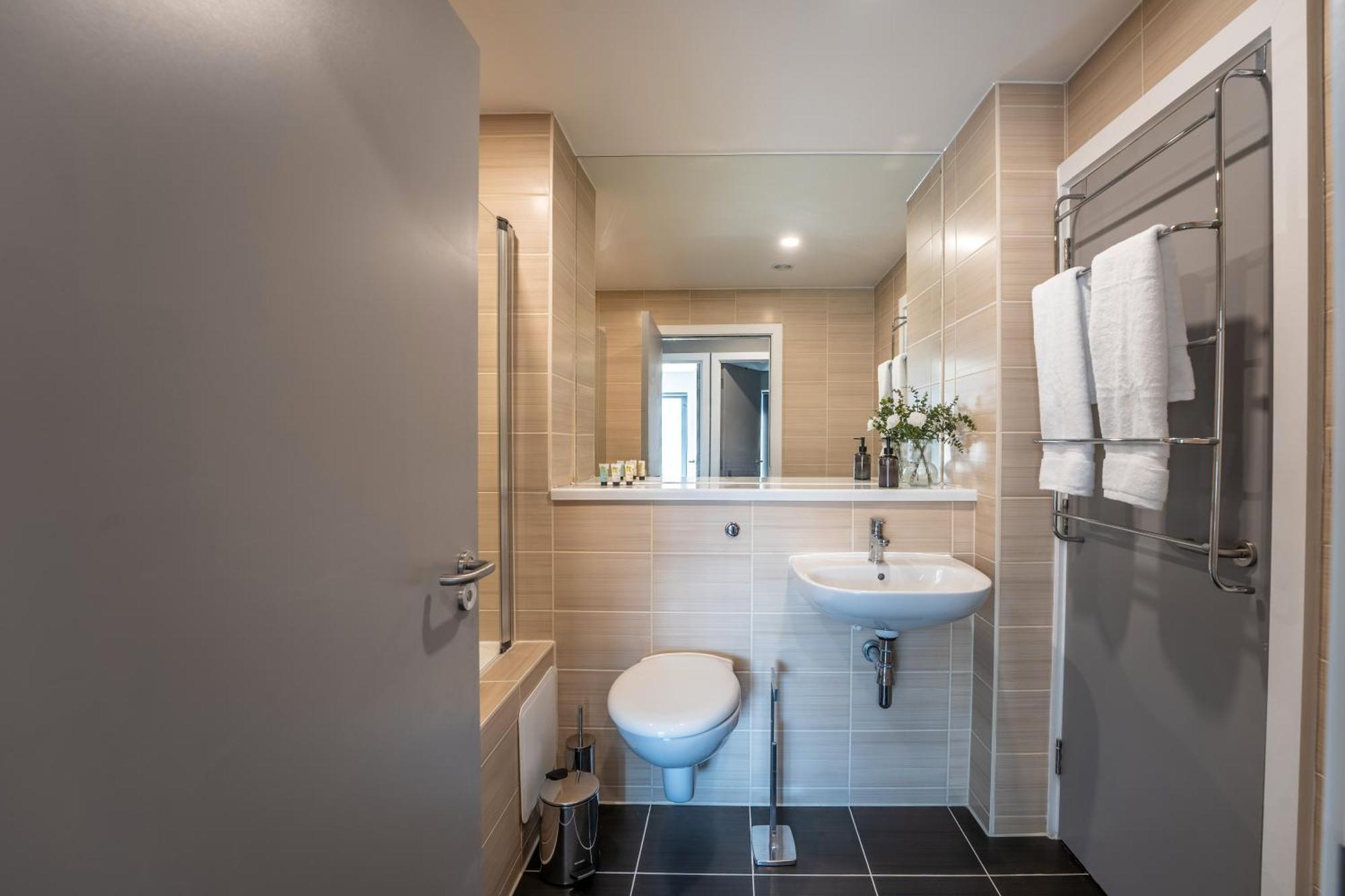 Apt 21 - Modern 2-bedroom Gem